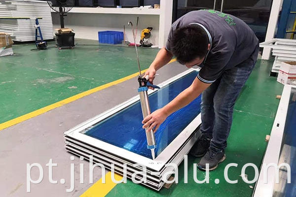 professional aluminum window manufacturer JIHUAinstall glass glue.jpg